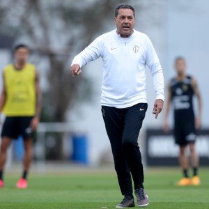 O Corinthians enfrenta seu jogo mais crucial do ano, unindo jovens e veteranos sob a orientação afetuosa de Luxemburgo.